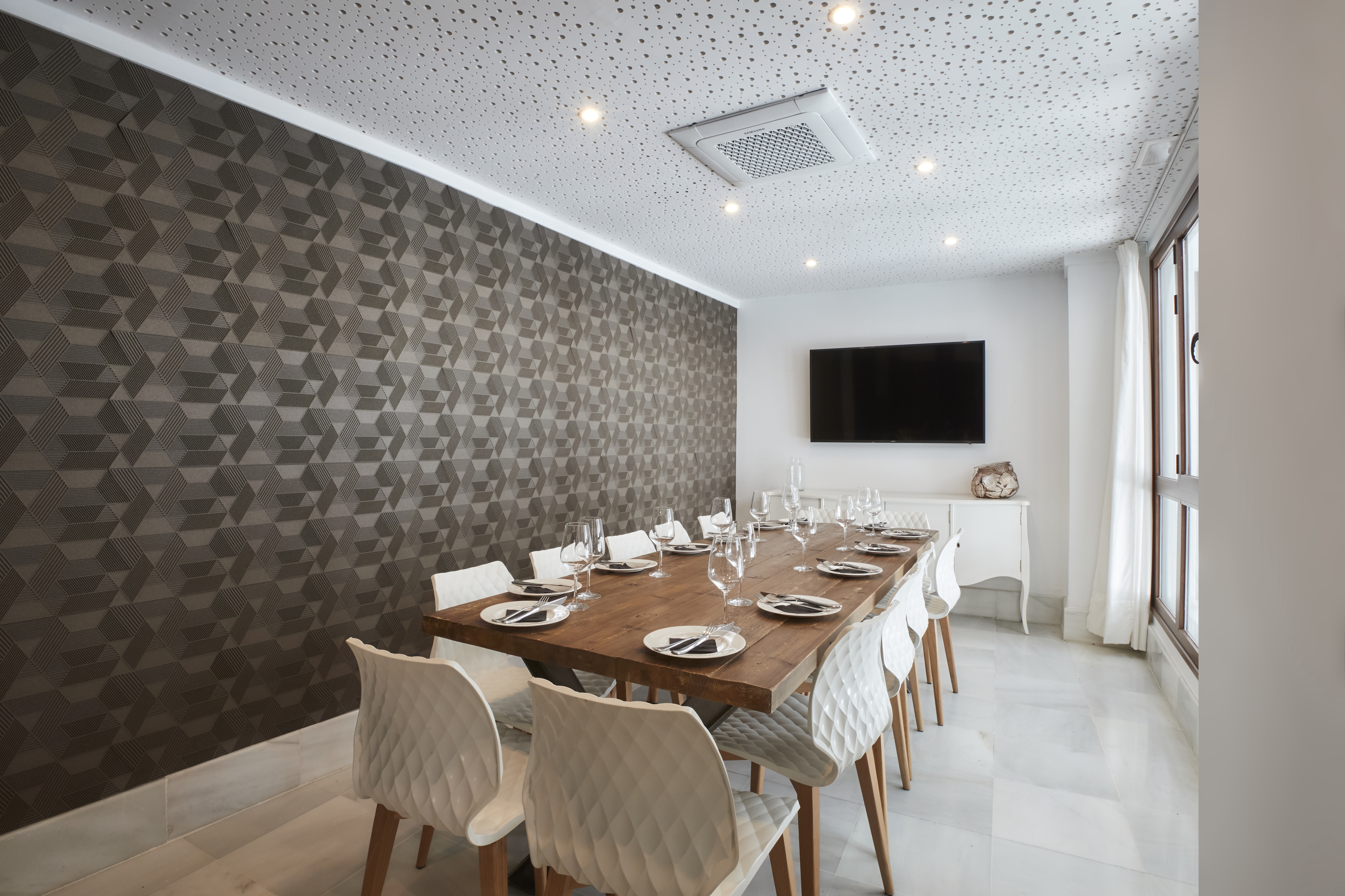 End user Reference 2022 Restaurant La Consentida Spain Lifestyle Image 28 WindFree 4 Way Cassette (jpg)